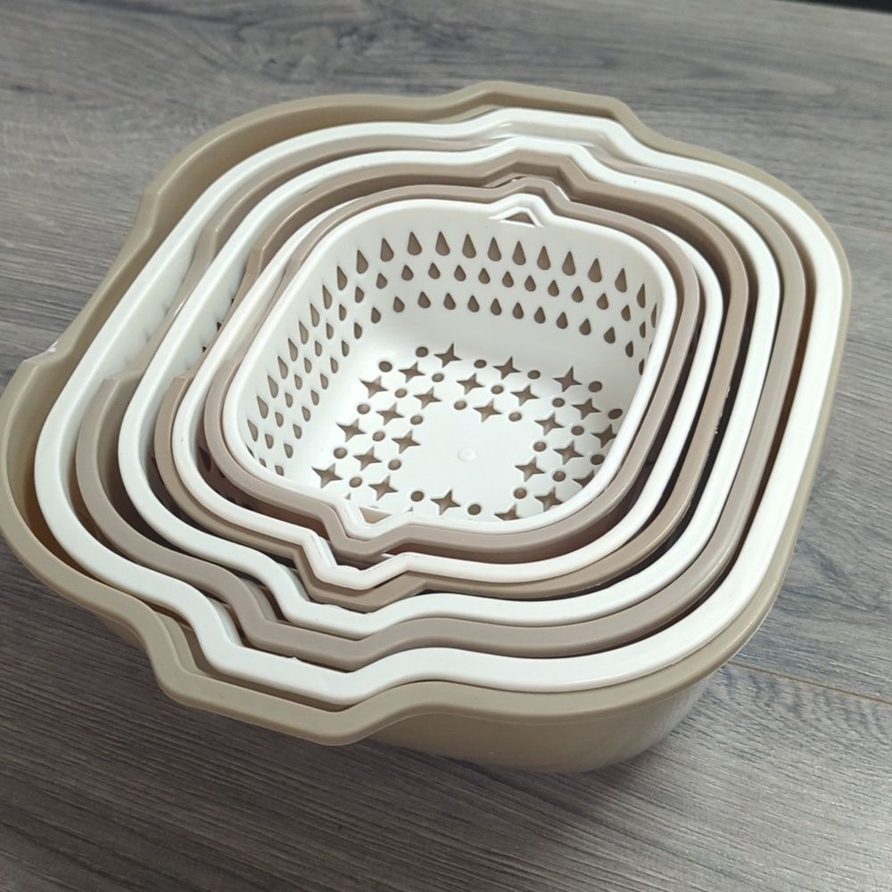 8 Pc Set Colanders With Bowls - Picture 2 of 2